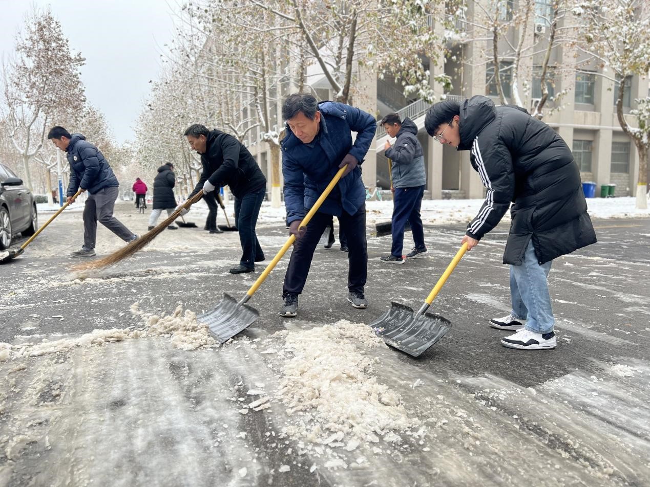 7b6b07e8ee074579a25be7531784f0bb.jpg 扫雪231211.jpg